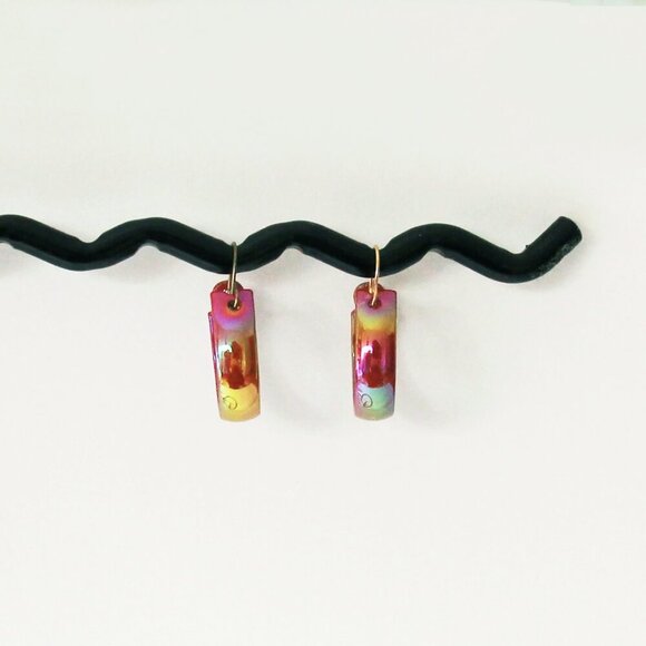 Small magenta hoop earrings, Vintage enamel hoops 80s - Picture 5 of 6